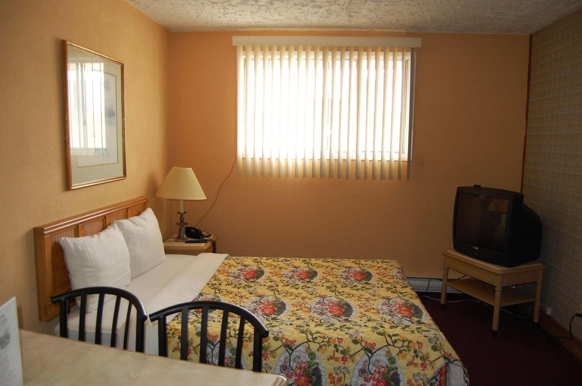 Sand Castle Suites Motel Port Elgin Bagian luar foto